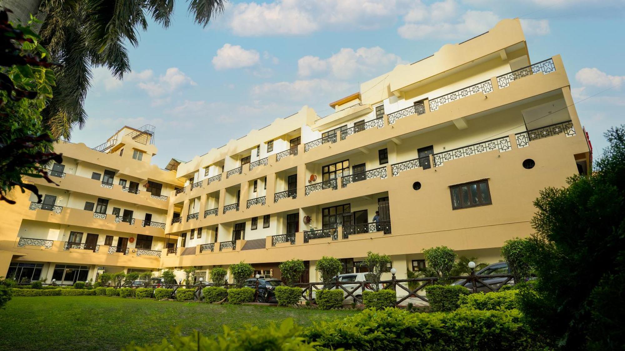 רישיקש Hotel Neeraj Bhawan- Triveni Ghat מראה חיצוני תמונה