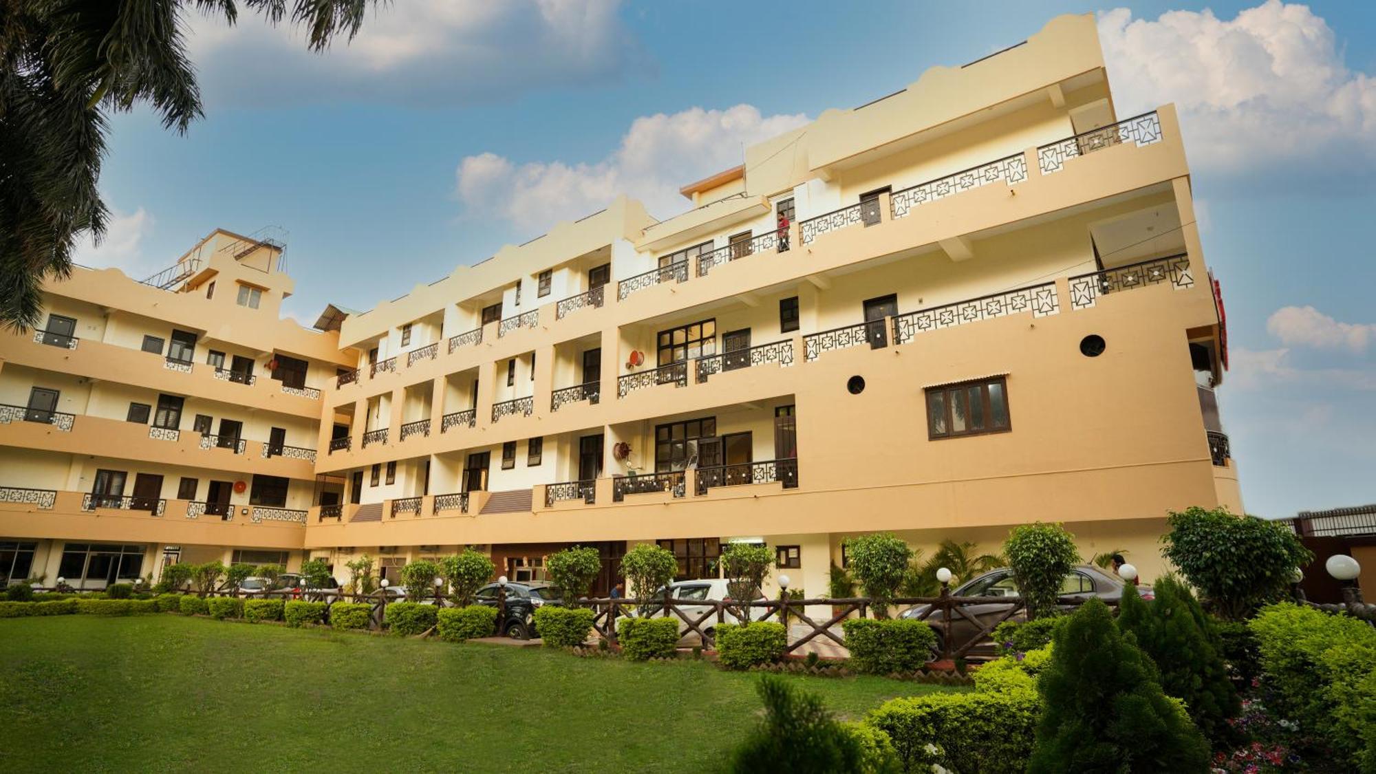 רישיקש Hotel Neeraj Bhawan- Triveni Ghat מראה חיצוני תמונה