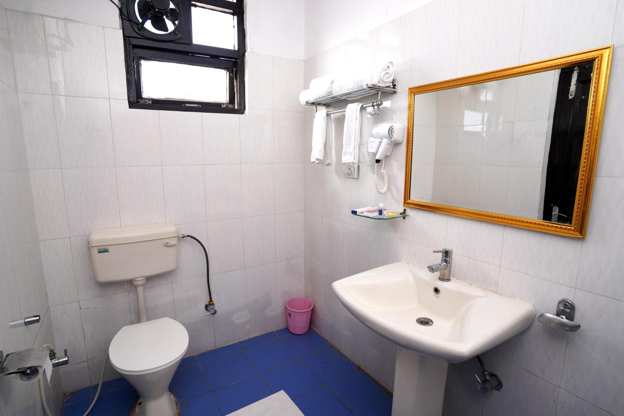 רישיקש Hotel Neeraj Bhawan- Triveni Ghat מראה חיצוני תמונה